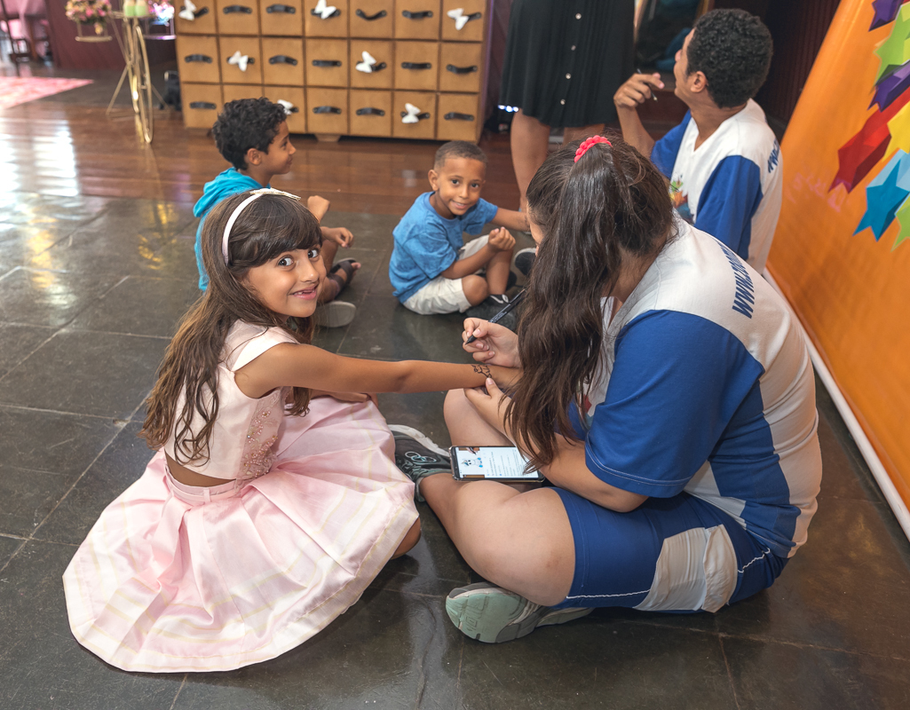 hora da diversão com pinturas na pele em festa em condomínio pontoes da barra