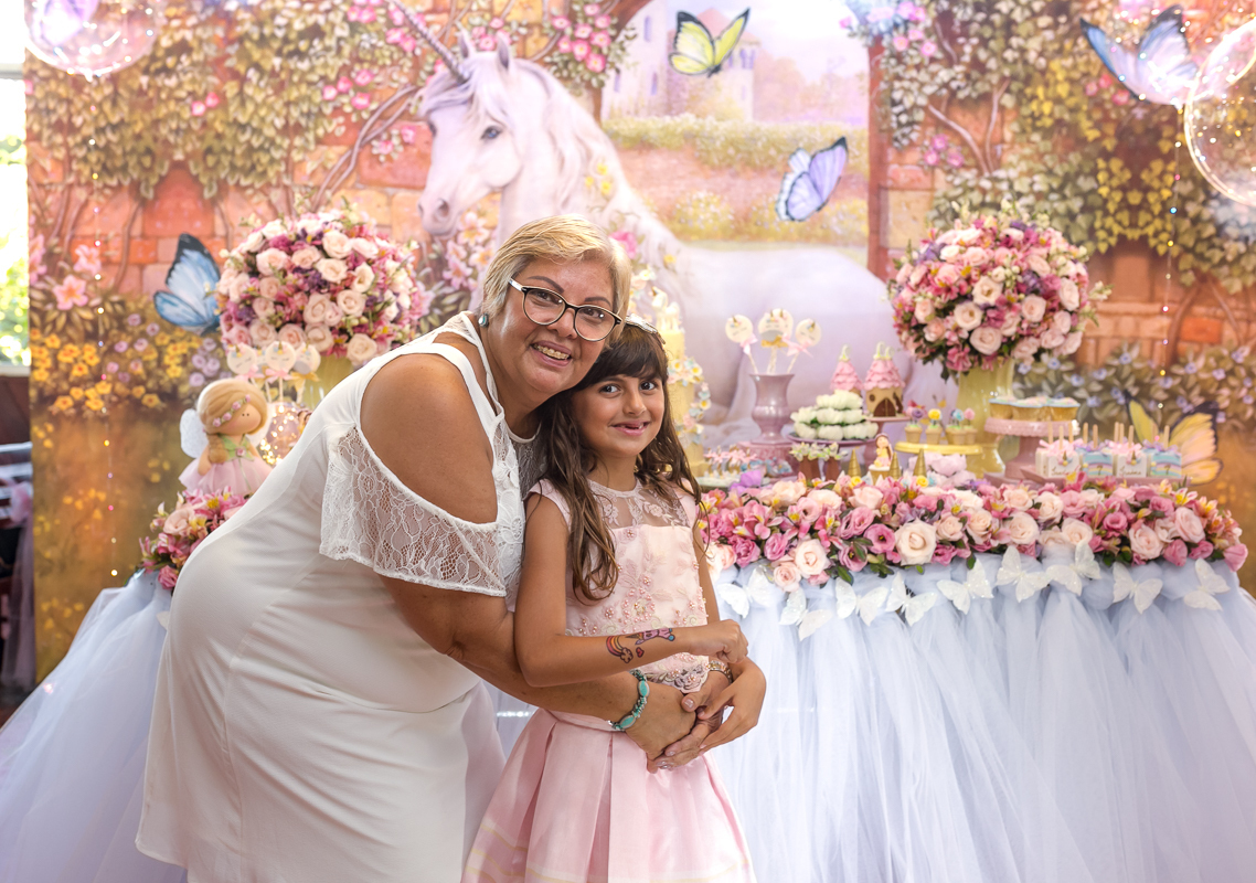 vovó com sua neta aniversariante e mesa decorada do unicórnio em condomínio pontões da barra 