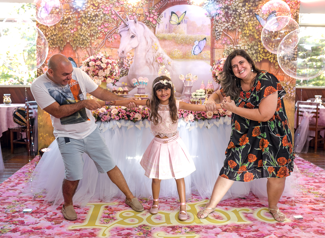 brincadeiras com os padrinhos em 
 festa infantil em condomínio pontões na barra