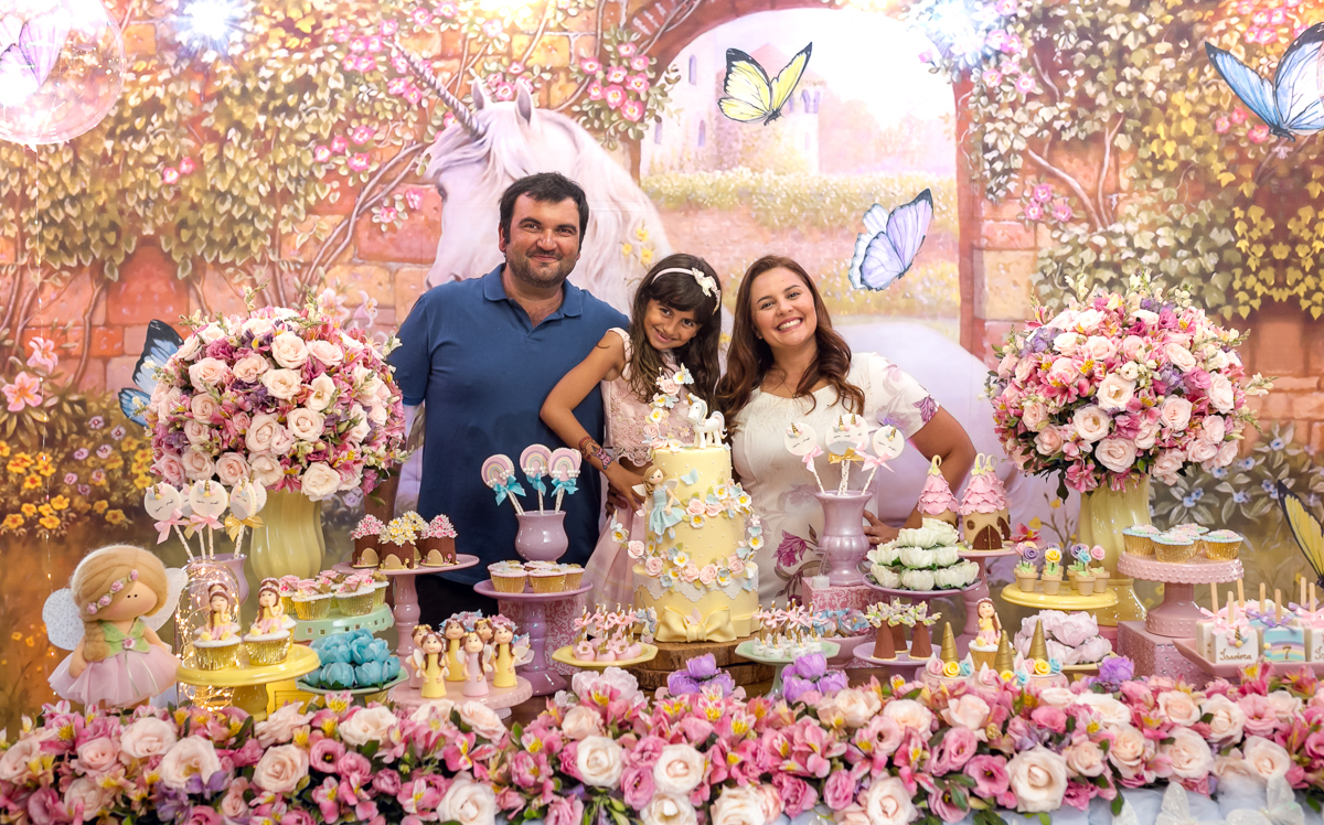 papai e mamãe junto com aniversariante em festa temática de luxo unicórnio em condomínio pontões na barra