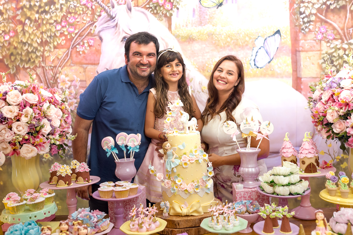 mesa decorada em festa unicórnio e as fadas em condomínio pontões na barra/rj
