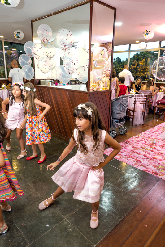 aniversariante brincando em seu aniversário de sete anos em condomínio pontões na barra 
