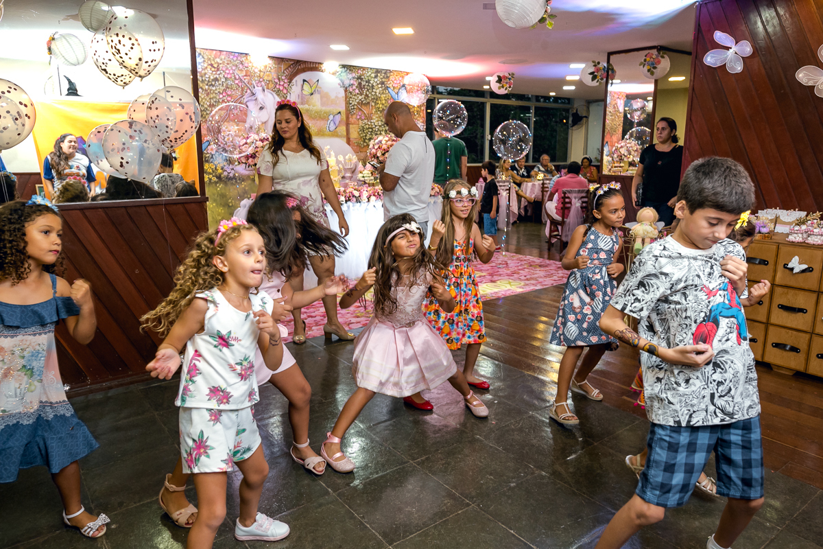 brincadeiras e  coreografias em festa de sete anos da isadora me condomínio pontões na barra/RJ