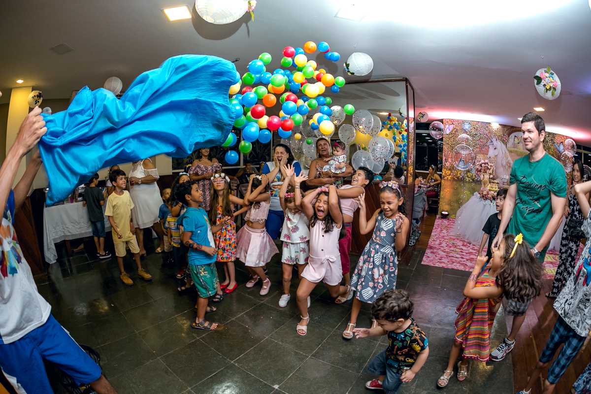 bolos voadoras em brincadeiras com as crianças em festa no condomínio pontões da barra