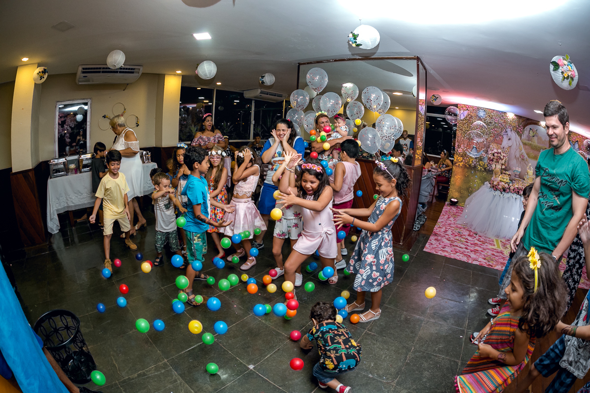 brincadeiras e animação com as crianças em festa sete anos em condomínio pontões da barra