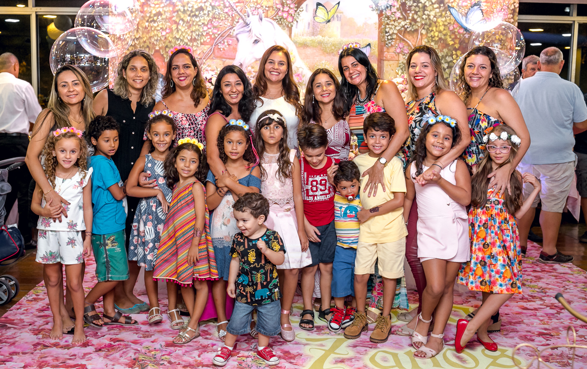 turminha da escola reunida nos sete anos da isadora em condomínio pontões da barra/RJ