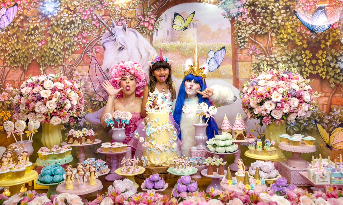 personagens vivos da Lia Freitas em festa no condomínio pontões na barra