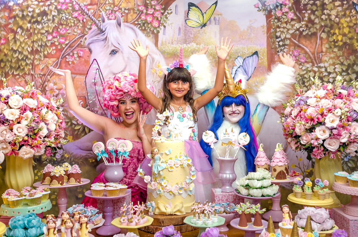festa infantil sete anos da Isadora com personagens vivos fada e unicórnio em condomínio pontões da barra/RJ