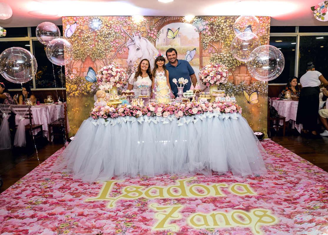 mesa decorada de luxo com filós e painel e piso sublimados em festa no condomínio pontões da barra