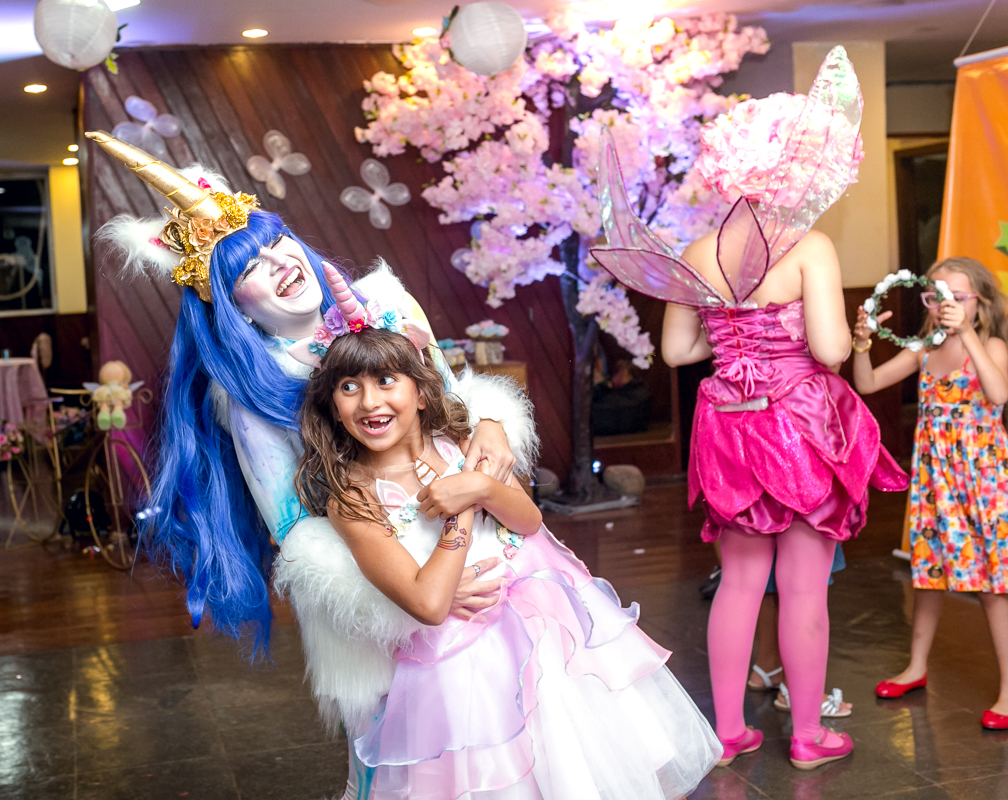 personagem vivo unicórnio da Lia Freitas em festa infantil no condomínio pontões  da barra