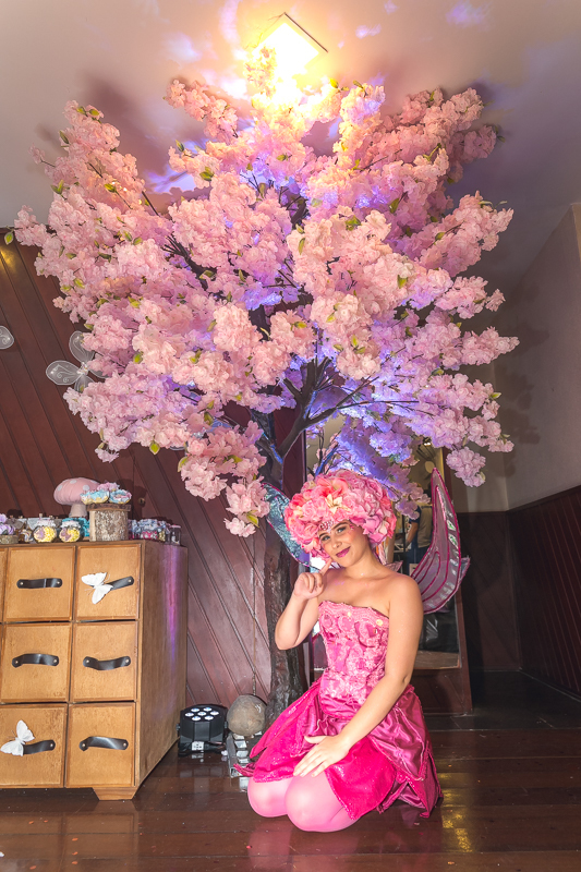 árvore cenográfica e fadinha personagem vivo Lia Freitas em condomínio pontões da barra