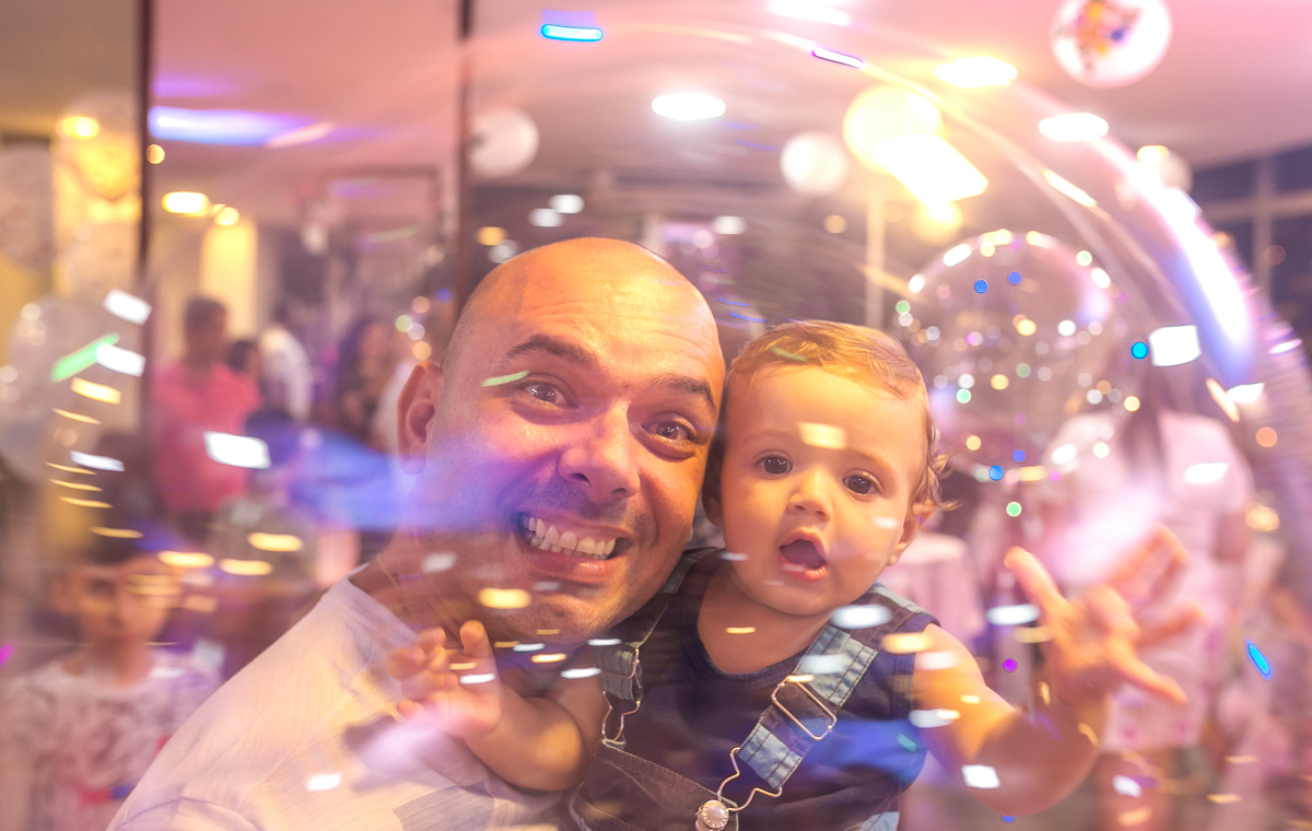 convidado animado em festa em condomínio pontões da barra