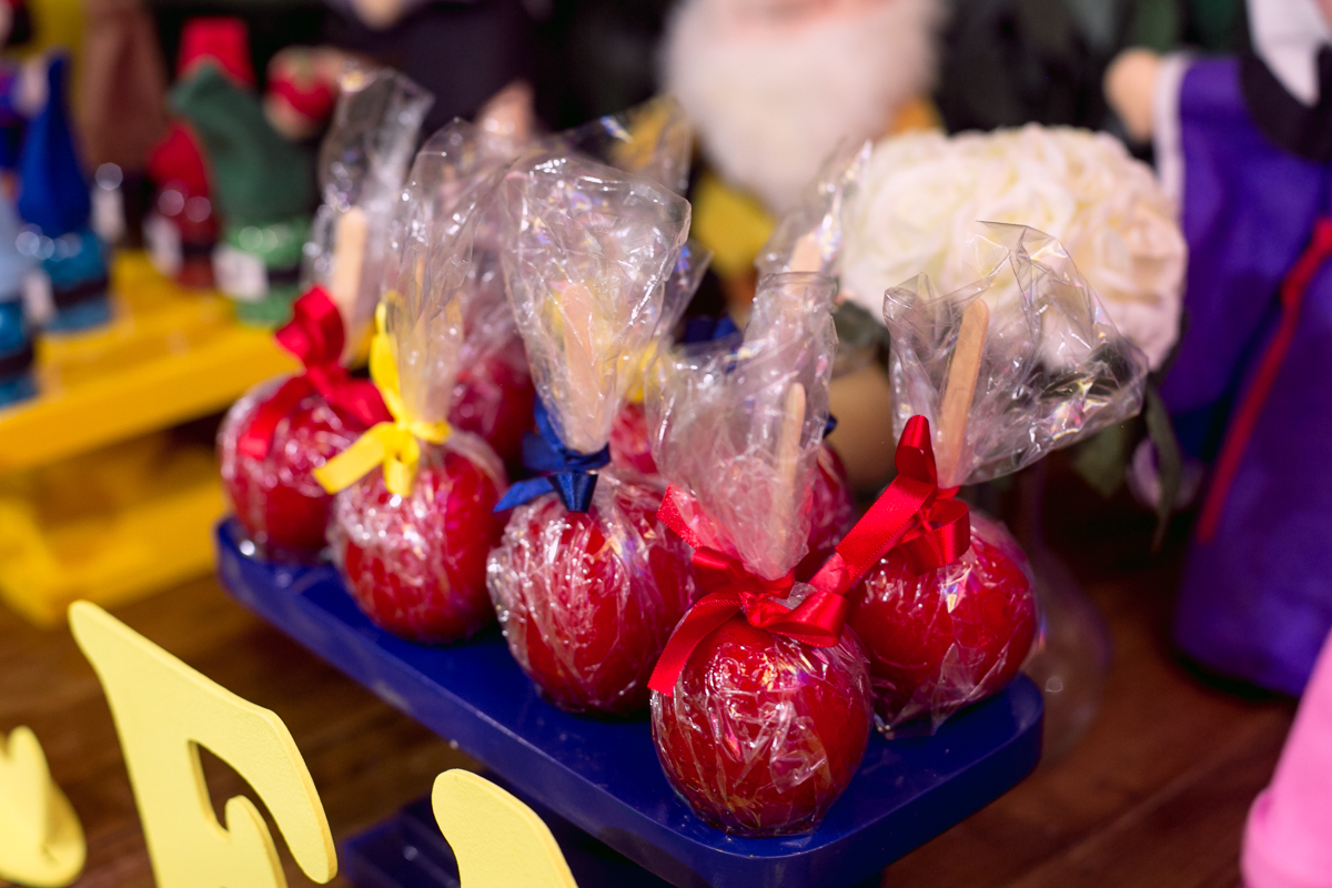 maça do amor em decoração da mesa festa 1 ano branca de neve casa de festa mundo dos sonhos