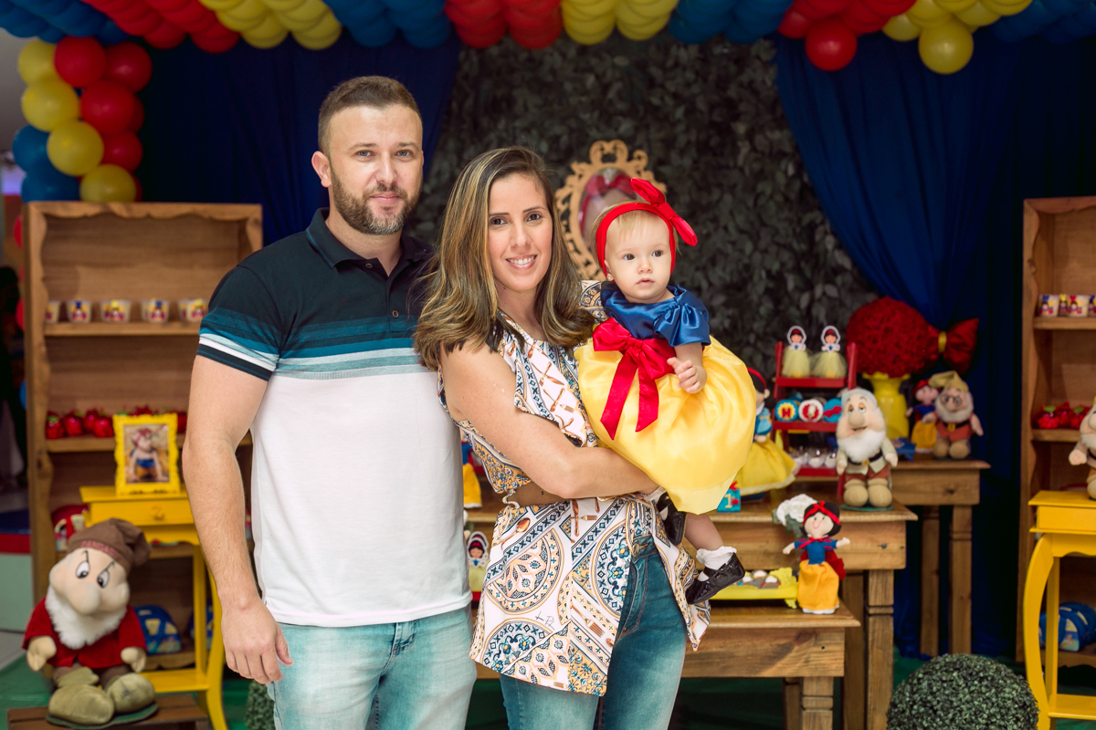 Família em festa de 1 ano Branca de neve cute- em casa de festas-mundo dos sonhos/Bangu