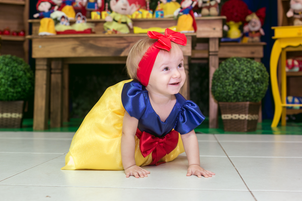Helena com vestido da branca de neve cute em seu aniversário de 1 ano na casa de festa mundo dos sonhos/Bangu