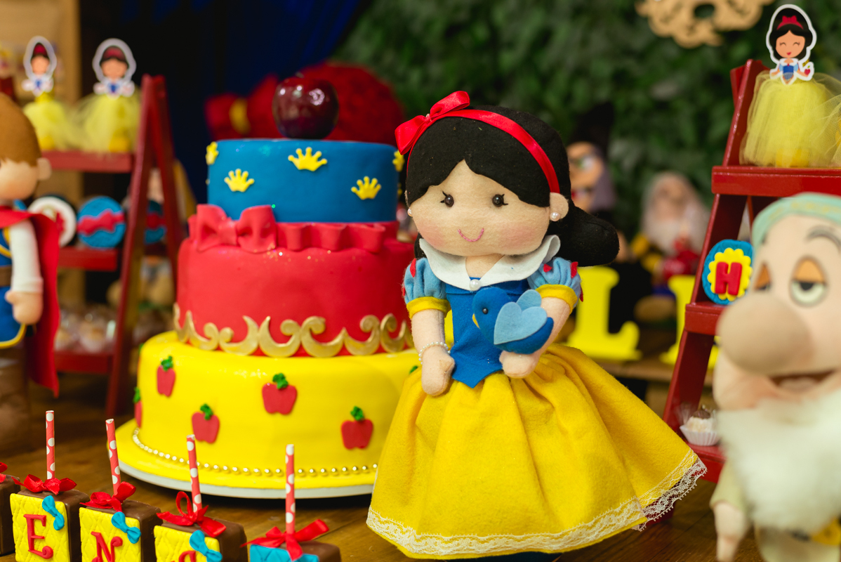 Branca de neve de feltro e bolo temático em decoração da branca de neve cute em casa de festa mundo dos sonhos/Bangu 