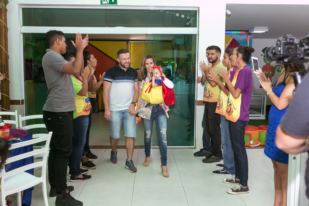 Casa de festa mundo dos sonhos entrada da aniversariante branca de neve Helena