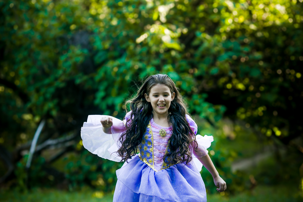 menina correndo em seu ensaio fotográfica Rapunzel-Quinta da Boa Vista-RJ