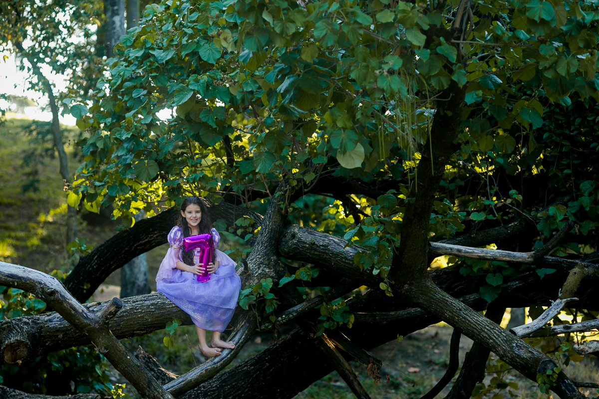 Ensaio infantil de menina temático Rapunzel e suas tranças-Quinta da Boa vista/RJ