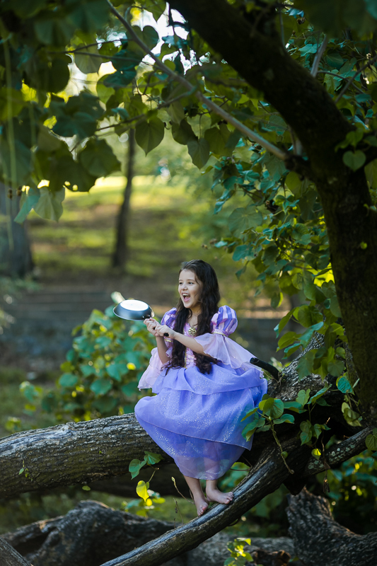 Rapunzel usando sua frigideira em ensaio infantil na Quinta da  Boa Vsita/RJ