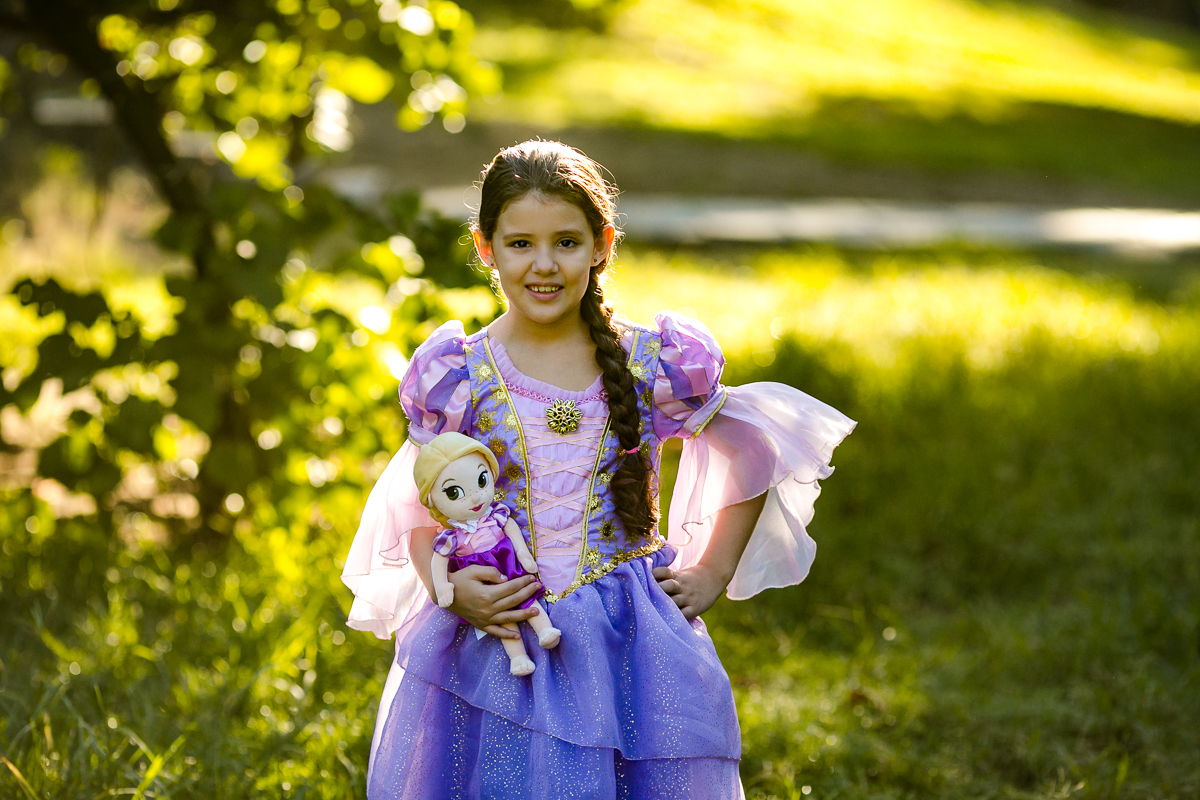 Ensaio temático de menina com vestido da Rapunzel na Quinta da Boa Vista/RJ