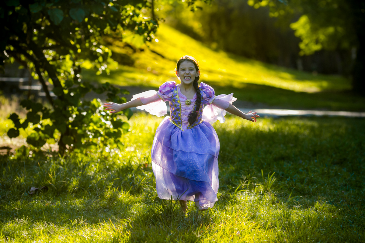 Larissa correndo em seu ensaio da Rapunzel na Quinta da boa vista/RJ