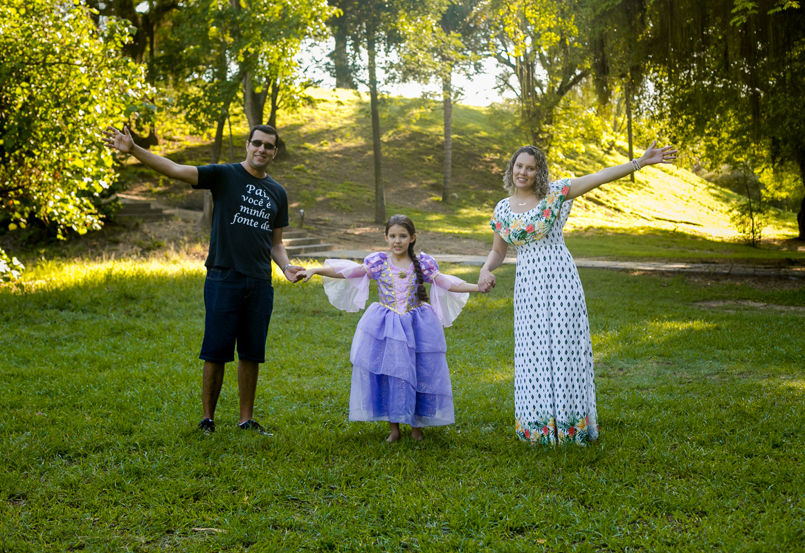 Ensaio de família na quinta da boa vista com tema Rapunzel 