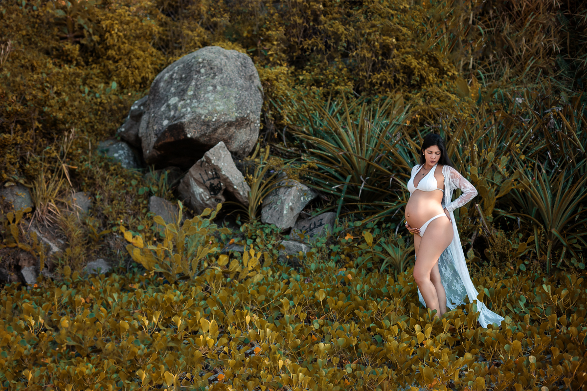 gestante em seu ensaio  de fotos pedras ao fundo na prainha/RJ