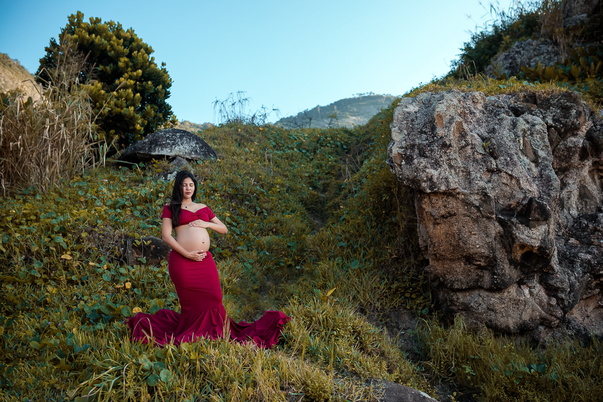 gestante em ensaio externo com look vermelho em prainha/Rj