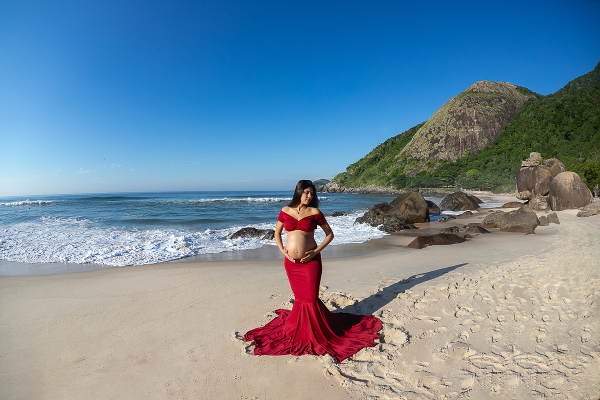 Gestante em look vermelho em ensaio na prainha/RJ 