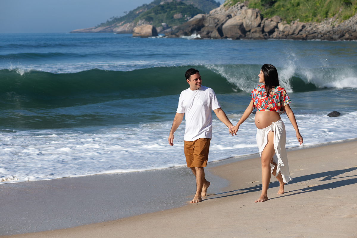 caminhada a espera está no ventre em ensaio gestante-Prainha/RJ