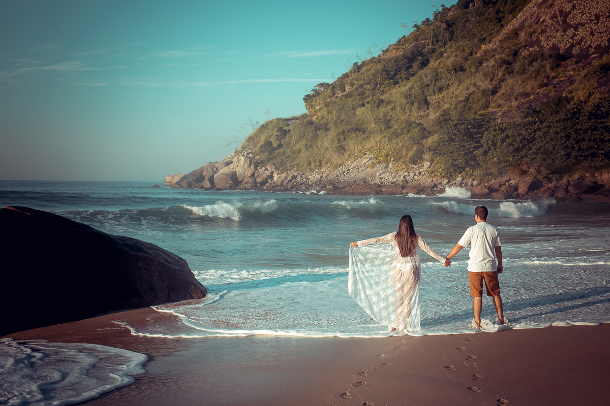 casal caminhando feliz em ensaio gestacional-Prainha Rj 