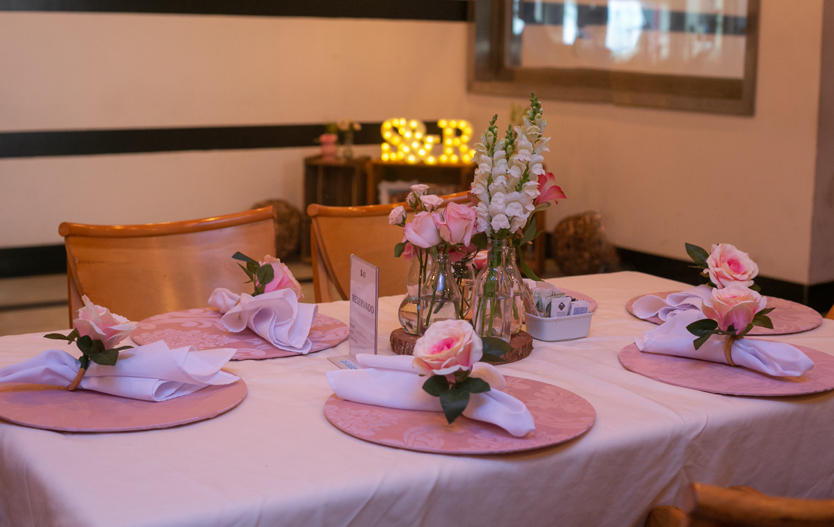 Detalhes mesa com suplair e porta guardanapos com rosa em decoração rústica de casamento-Barra