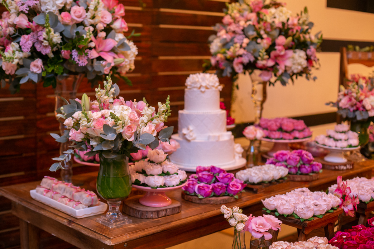 Decoração de casamento bolo branco  com arranjos rosas em mesa rústica em recepção na Babw Beef-Barra/RJ