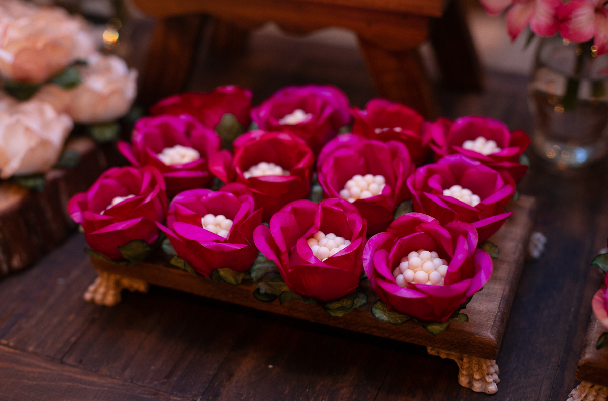 forminhas em forma  de rosas em decoração casamento rústico em churrascaria  Baby Beef-RJ