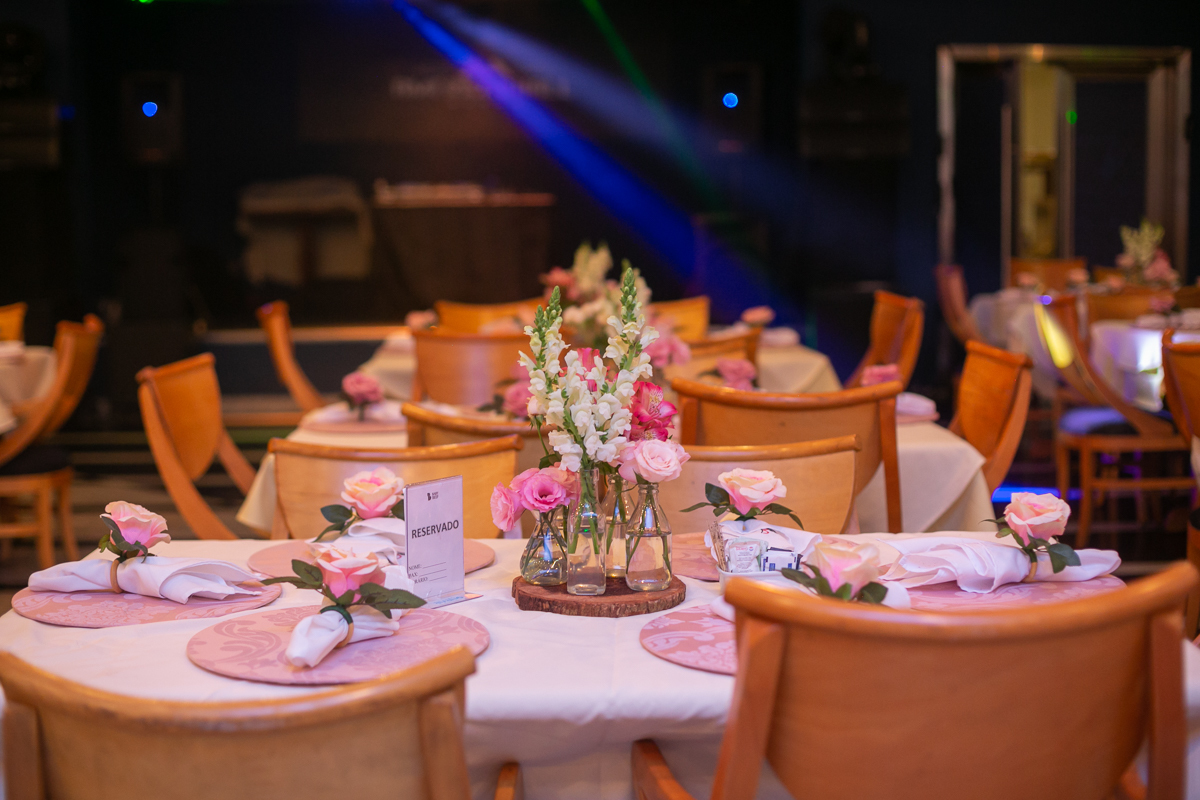 Detalhes  mesas com flores no buffet de  casamento na churrascaria Baby Beef-RJ