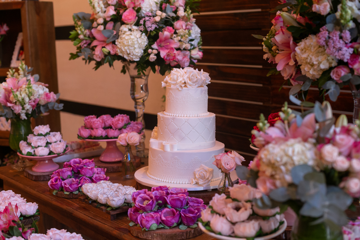 Detalhes mesa rústica e  bolo de casamento clássico branco 