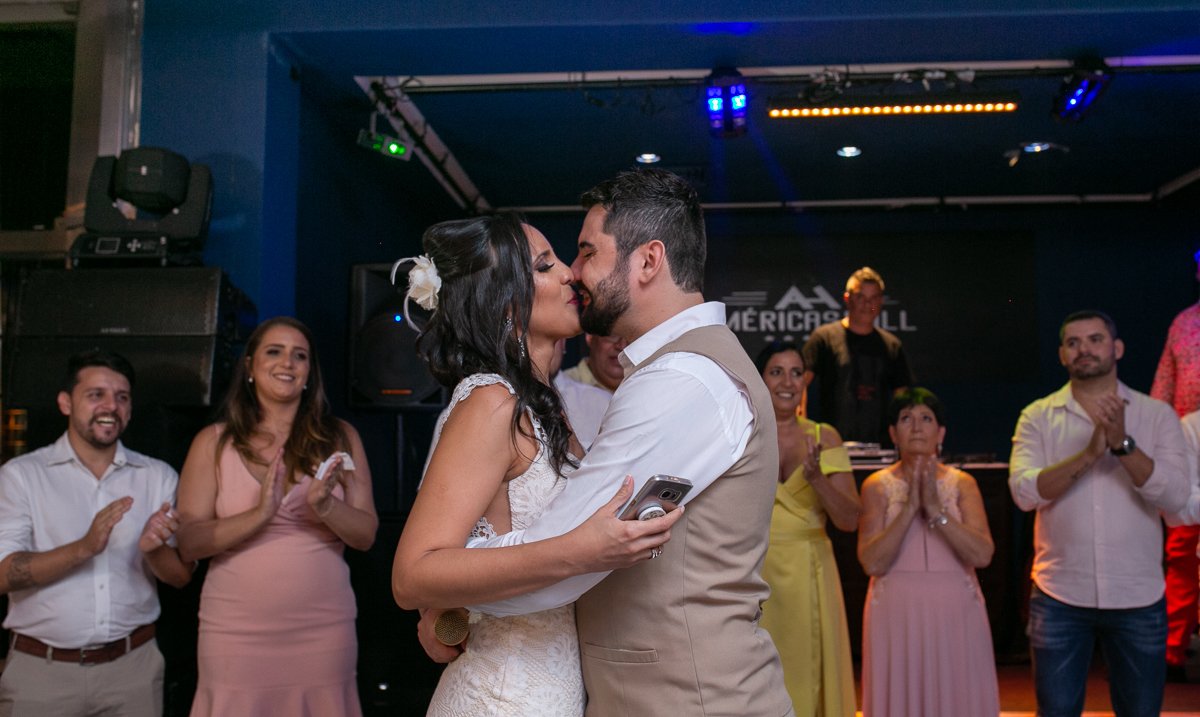 Noivos em beijo apaixonado na pista de dança em sua festa de casamento baby beef-barra