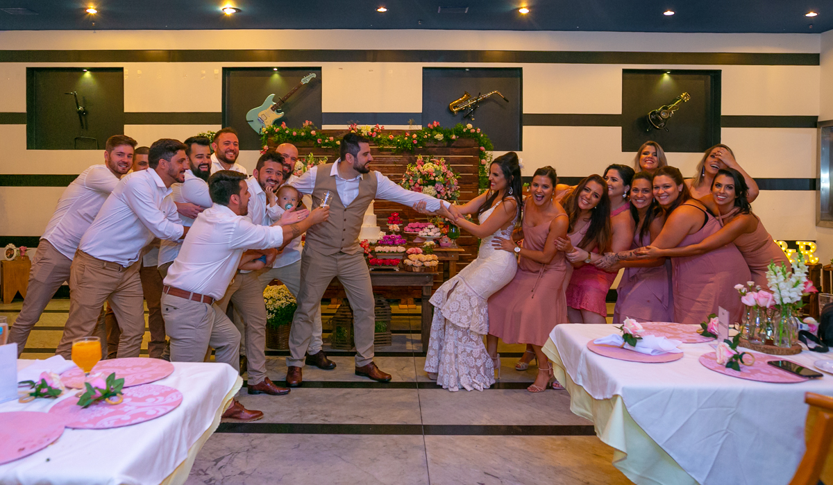 bagunça com o noivo em fotografia em churrascaria baby-beef Barra