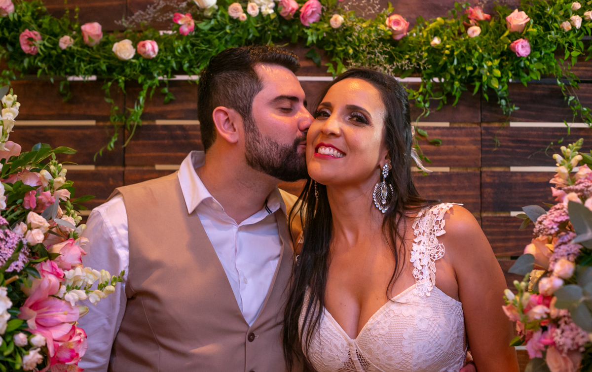 Noivo dando beijinho na noiva em momento de descontração