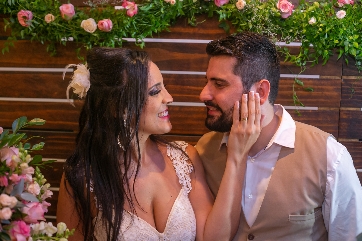 Noivos em foto posada em recepção na Churrascaria Baby Beef-Barra