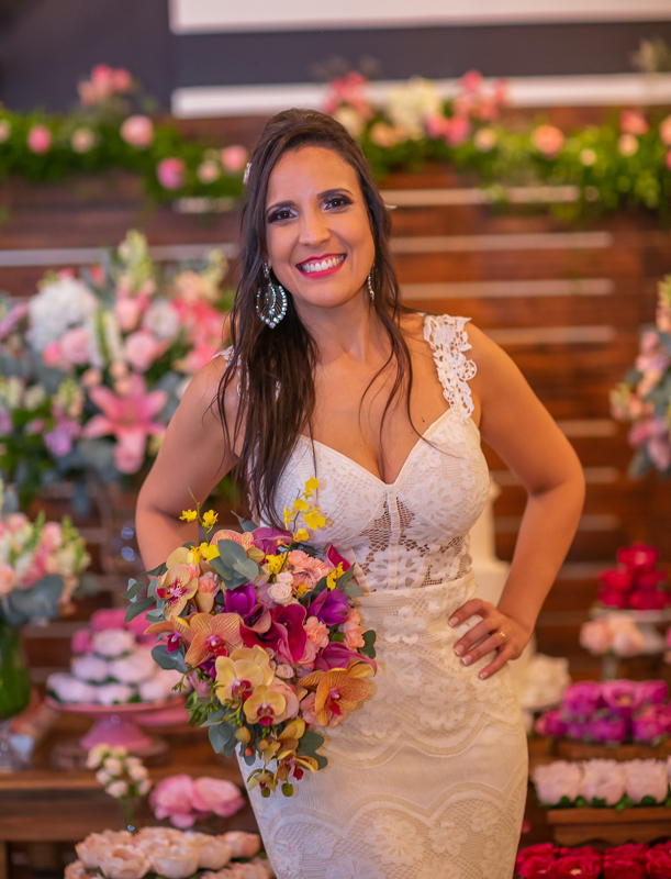 Noiva posando com buquê em sua festa de casamento na churrascaria Baby Beef-barra