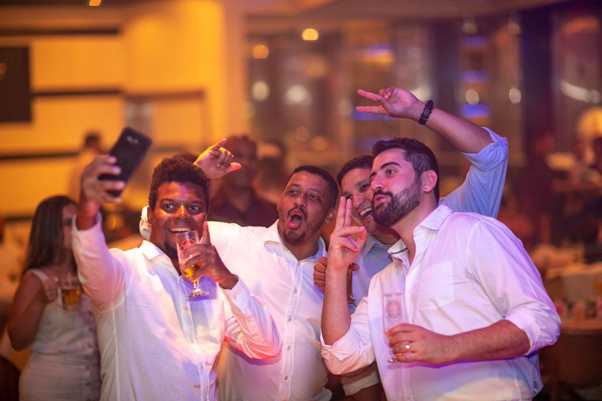 amigos na sefie na pista com o noivo em churrascaria baby beef