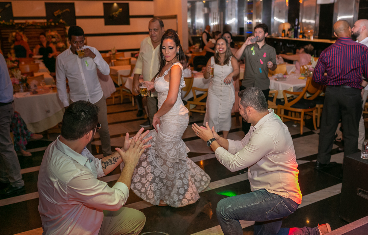 noiva dançando na rodinha na pista de dança em festa casamento na baby beef=barra