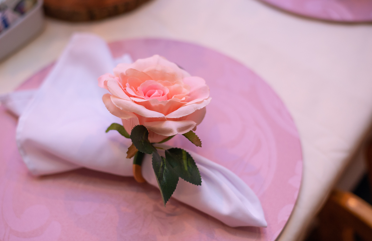 Detalhes porta guardanapo de rosas em recepção no casamento na churrascaria Baby Beef-Barra