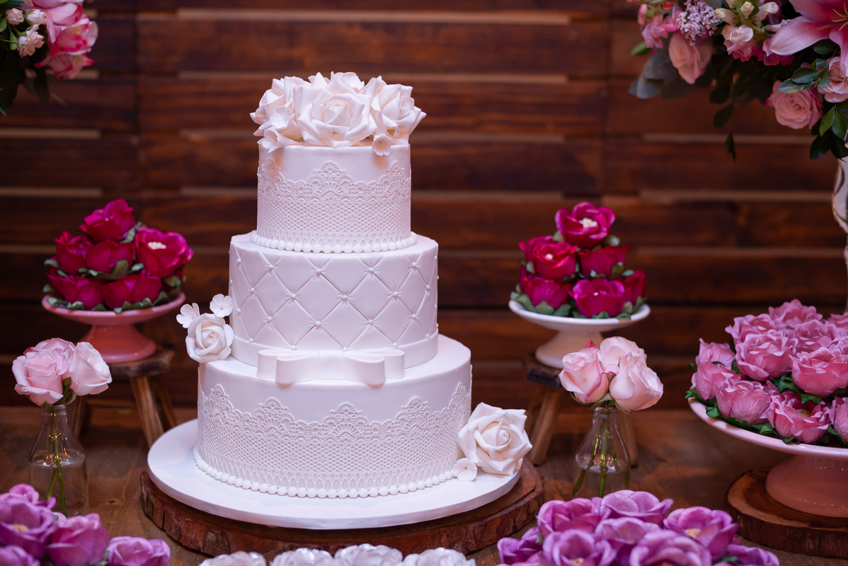 Bolo de casamento todo  branco, com rosas brancas, recepção realizada na Churrascaria Baby Beef