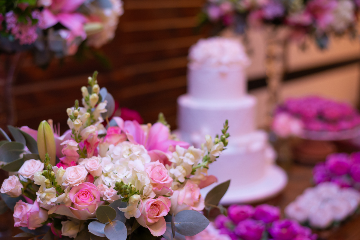 arranjos floral em decoração no casamento de Simone e Rafael na churrascaria Baby Beef-Barra