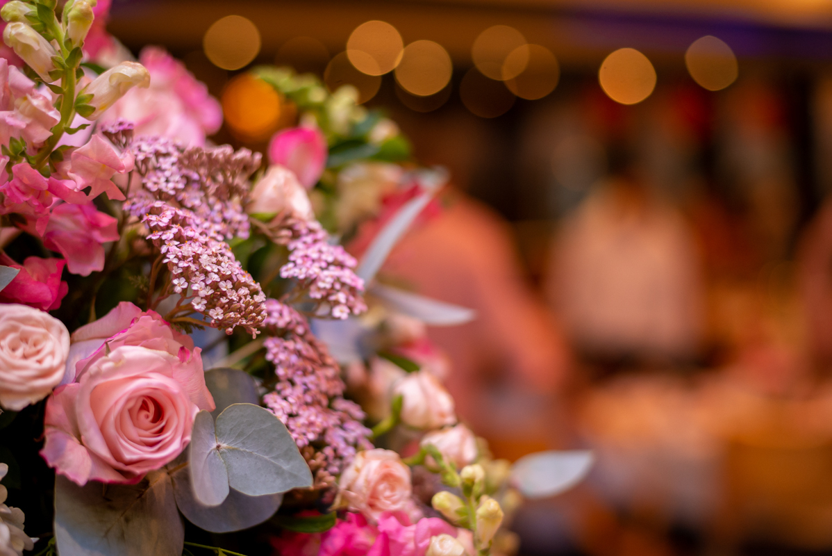Flores na decoração de casamento em churrascaria na Barra/Baby Beef 