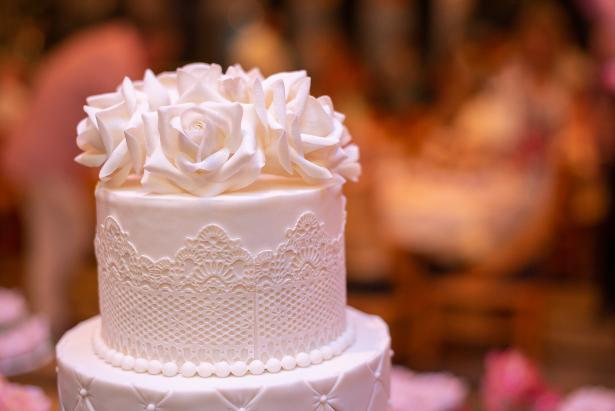 Bolo rendado de casamento com topo rosas brancas em recepção na Barra-RJ