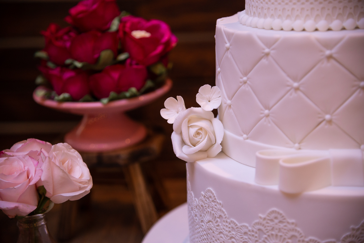 Bolo branco clássico de casamento em recepção na Churrascaria Baby Beef-Barra